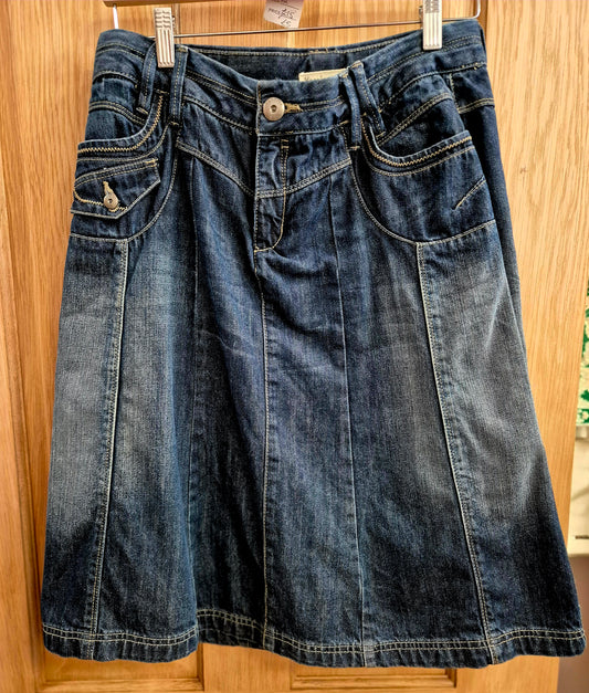 Vintage denim skirt with pockets. Size 12