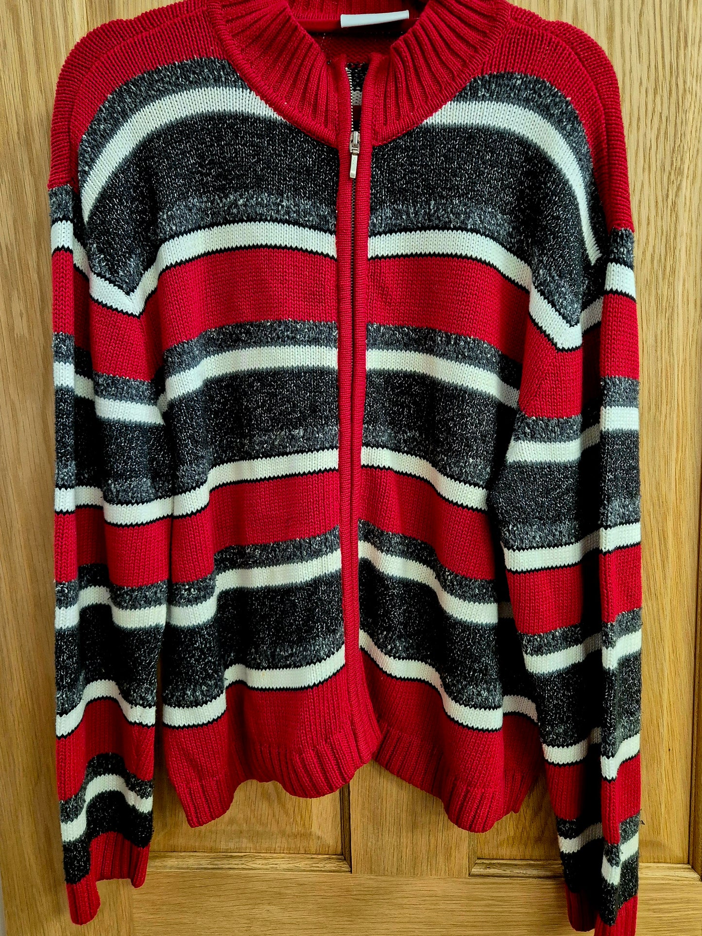 Lovely Vintage cardigan with zip front. Size 16