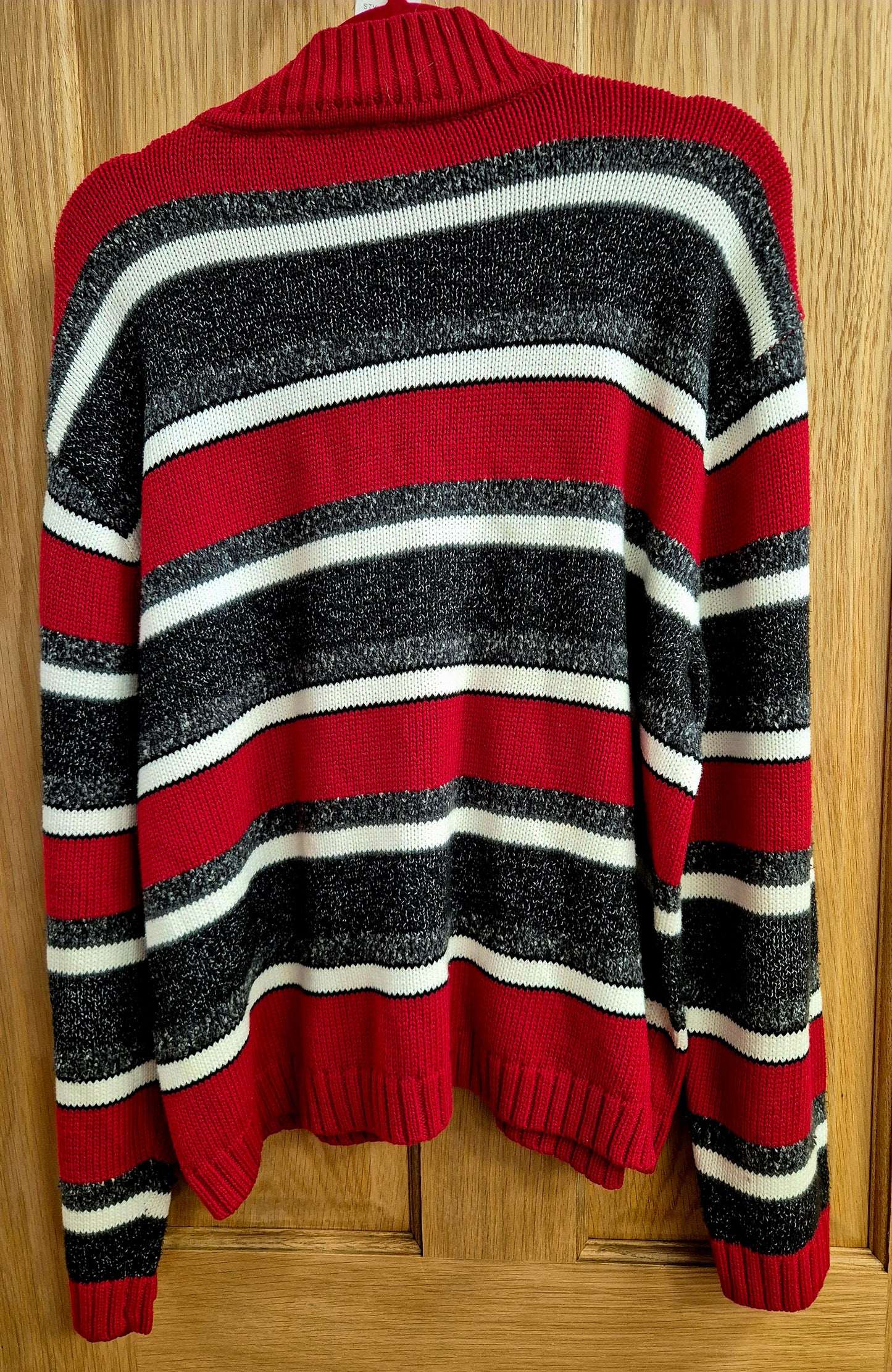 Lovely Vintage cardigan with zip front. Size 16