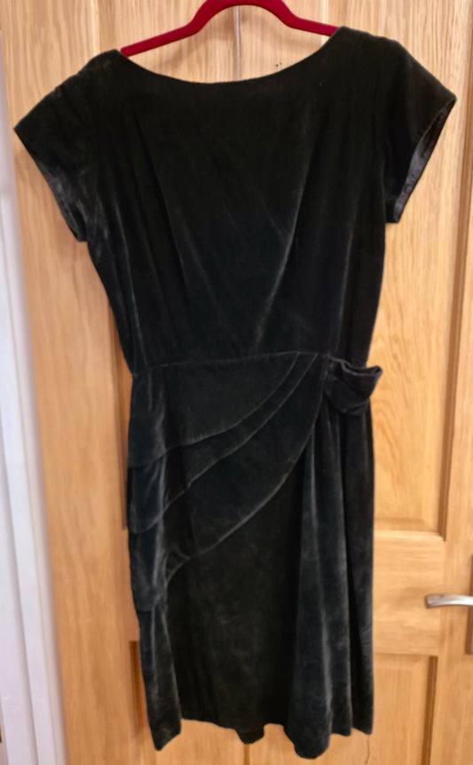 Vintage 1940s true velvet dress. Absolutely stunning. Size uk 8