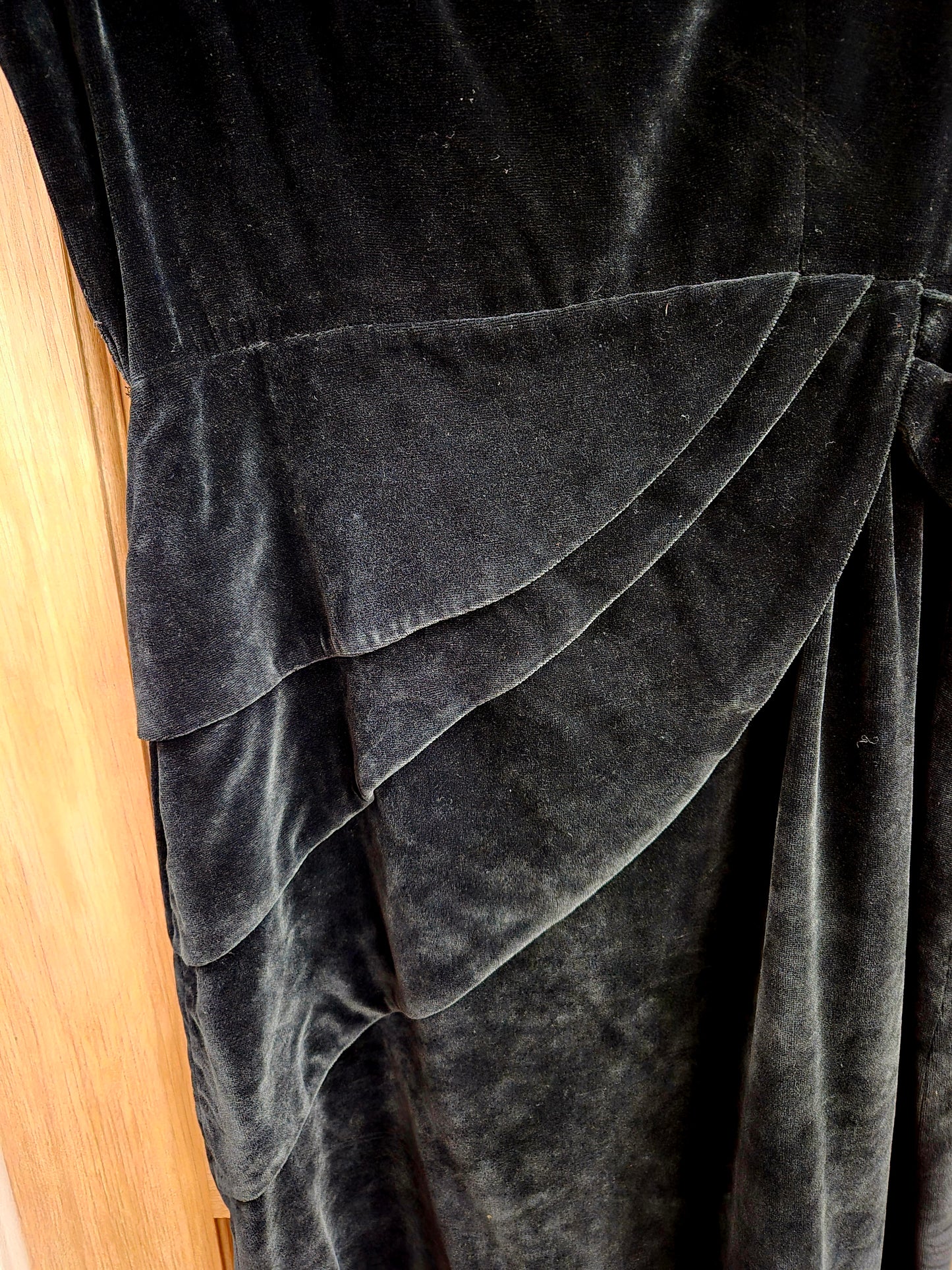 Vintage 1940s true velvet dress. Absolutely stunning. Size uk 8